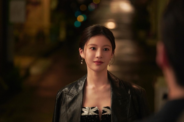 scène de Comment traduire cet amour ? avec Go Yoon-jung dans une rue italienne de nuit